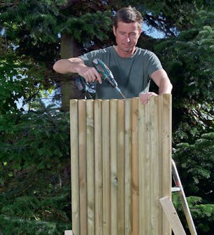 De två sektionerna skruvas ihop Förborra också upptill innan de två sektionerna skruvas ihop